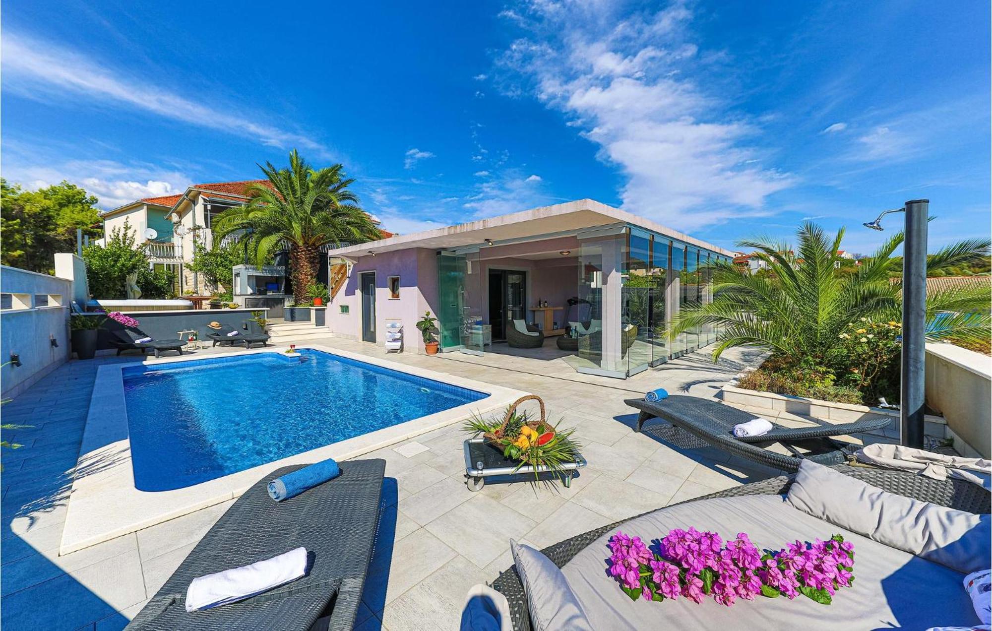 5 Bedroom Cozy Home In Okrug Donji Donji Okrug  Dış mekan fotoğraf
