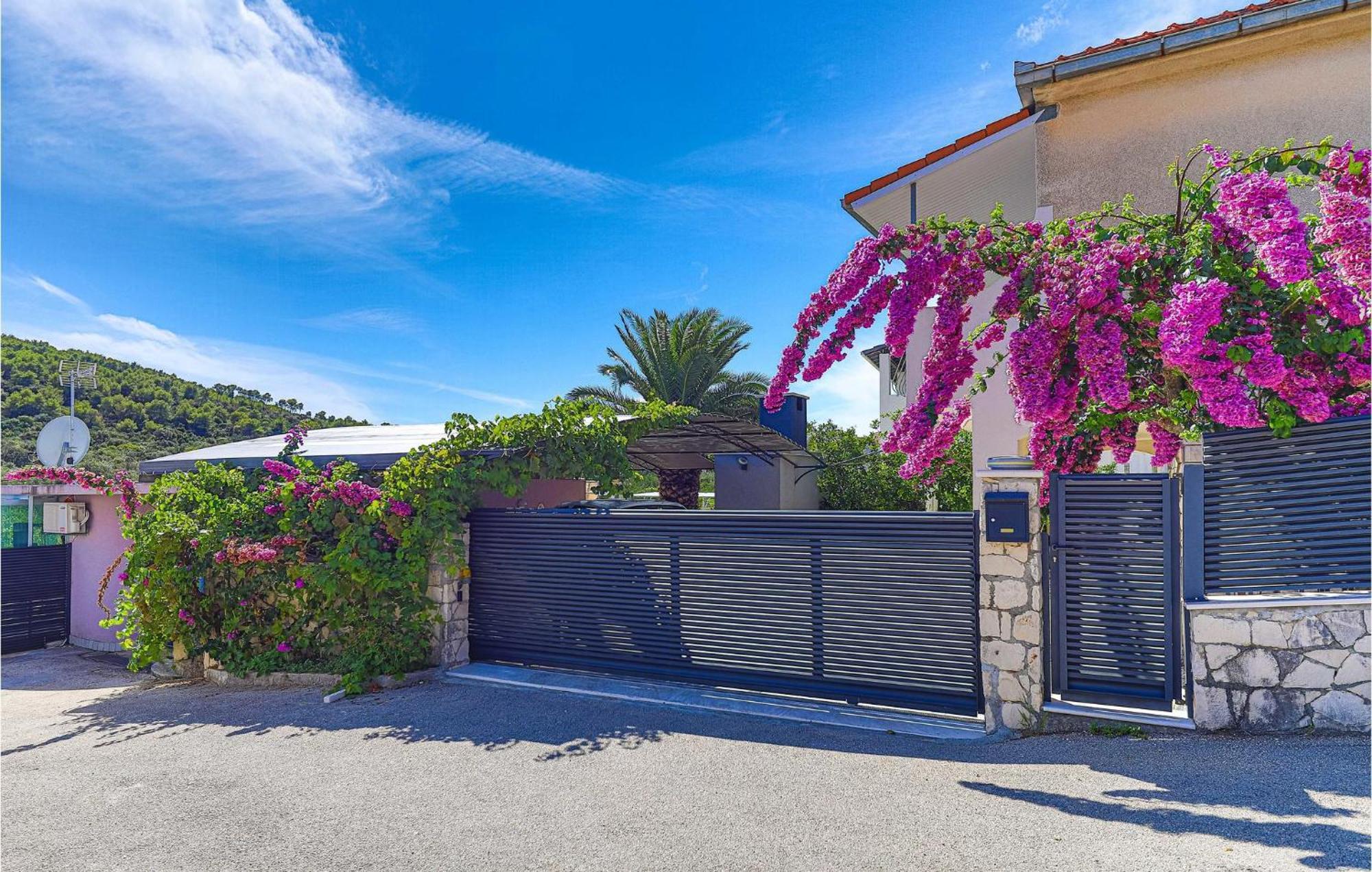 5 Bedroom Cozy Home In Okrug Donji Donji Okrug  Dış mekan fotoğraf
