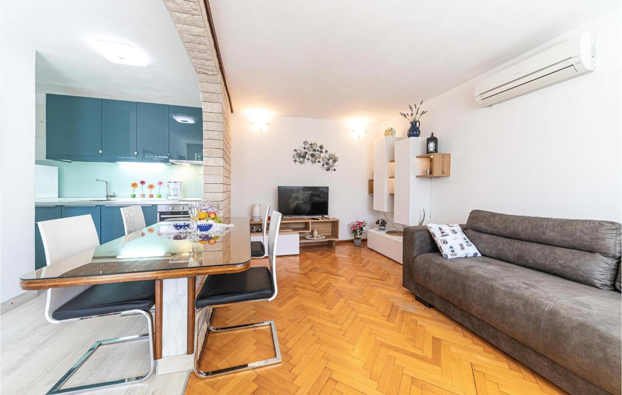 5 Bedroom Cozy Home In Okrug Donji Donji Okrug  Dış mekan fotoğraf