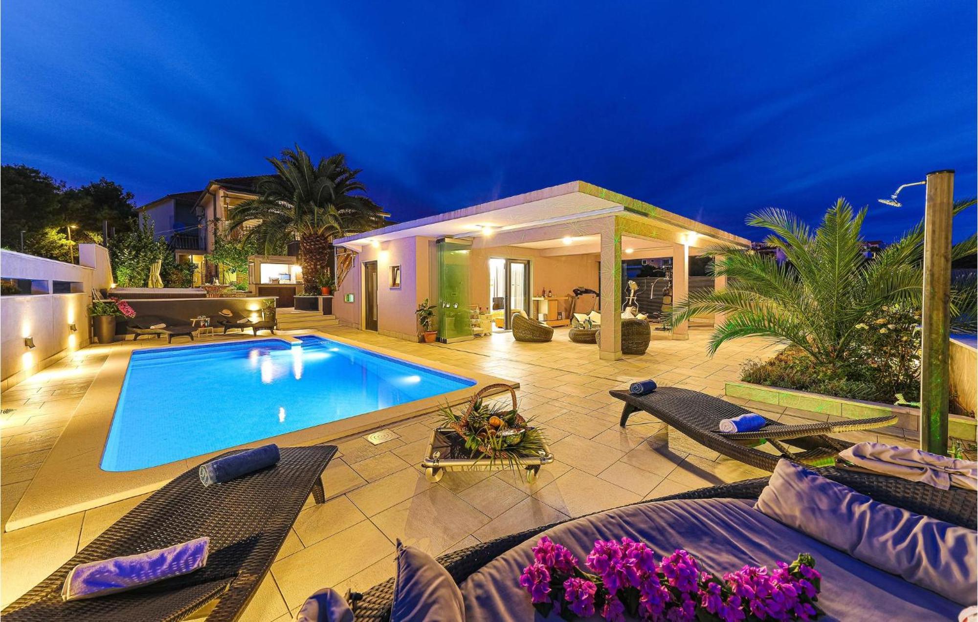 5 Bedroom Cozy Home In Okrug Donji Donji Okrug  Dış mekan fotoğraf