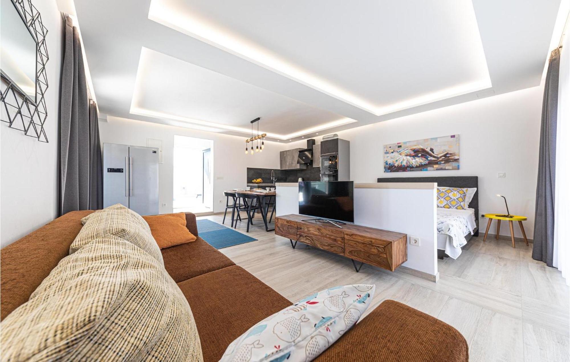 5 Bedroom Cozy Home In Okrug Donji Donji Okrug  Dış mekan fotoğraf