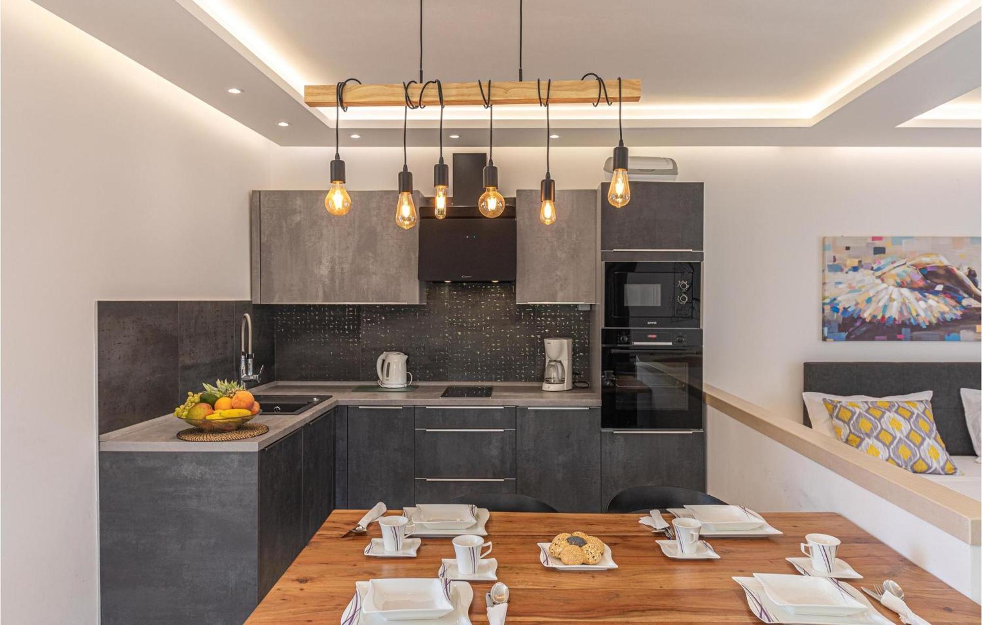 5 Bedroom Cozy Home In Okrug Donji Donji Okrug  Dış mekan fotoğraf