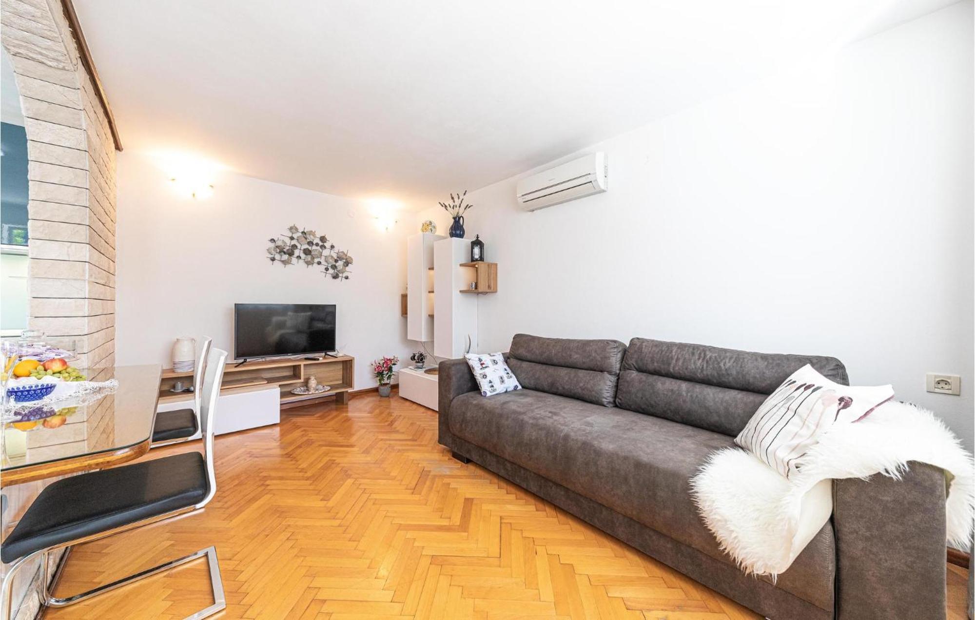 5 Bedroom Cozy Home In Okrug Donji Donji Okrug  Dış mekan fotoğraf