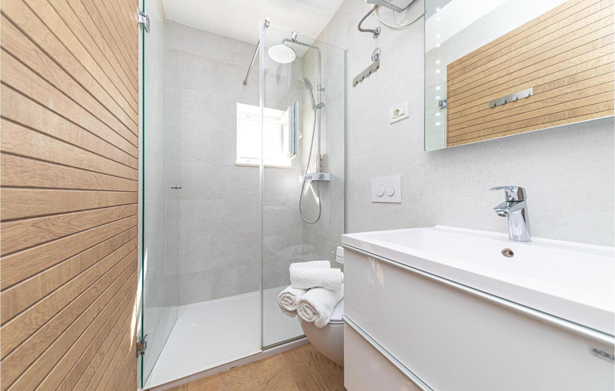 5 Bedroom Cozy Home In Okrug Donji Donji Okrug  Dış mekan fotoğraf