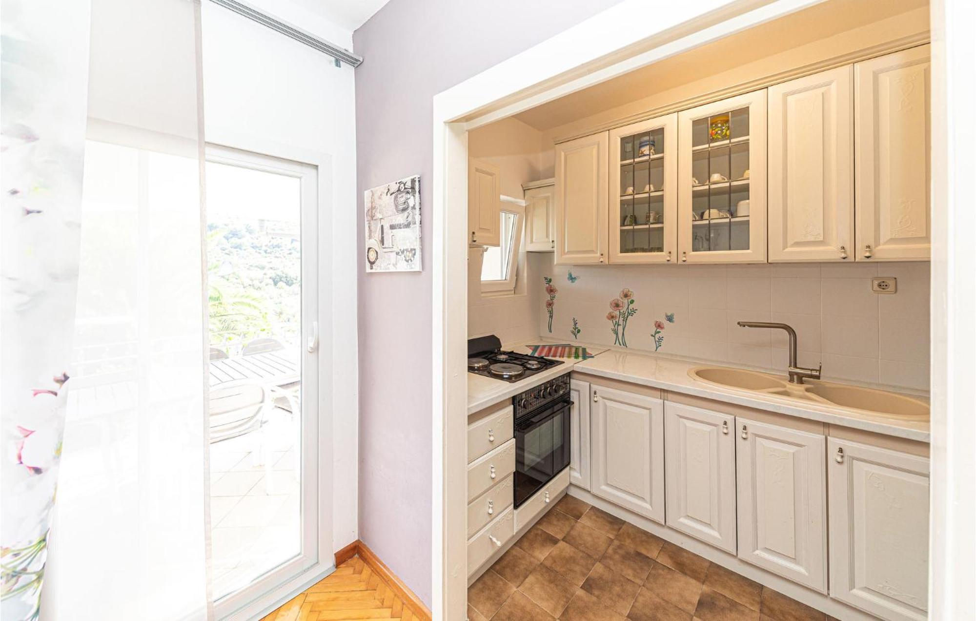 5 Bedroom Cozy Home In Okrug Donji Donji Okrug  Dış mekan fotoğraf
