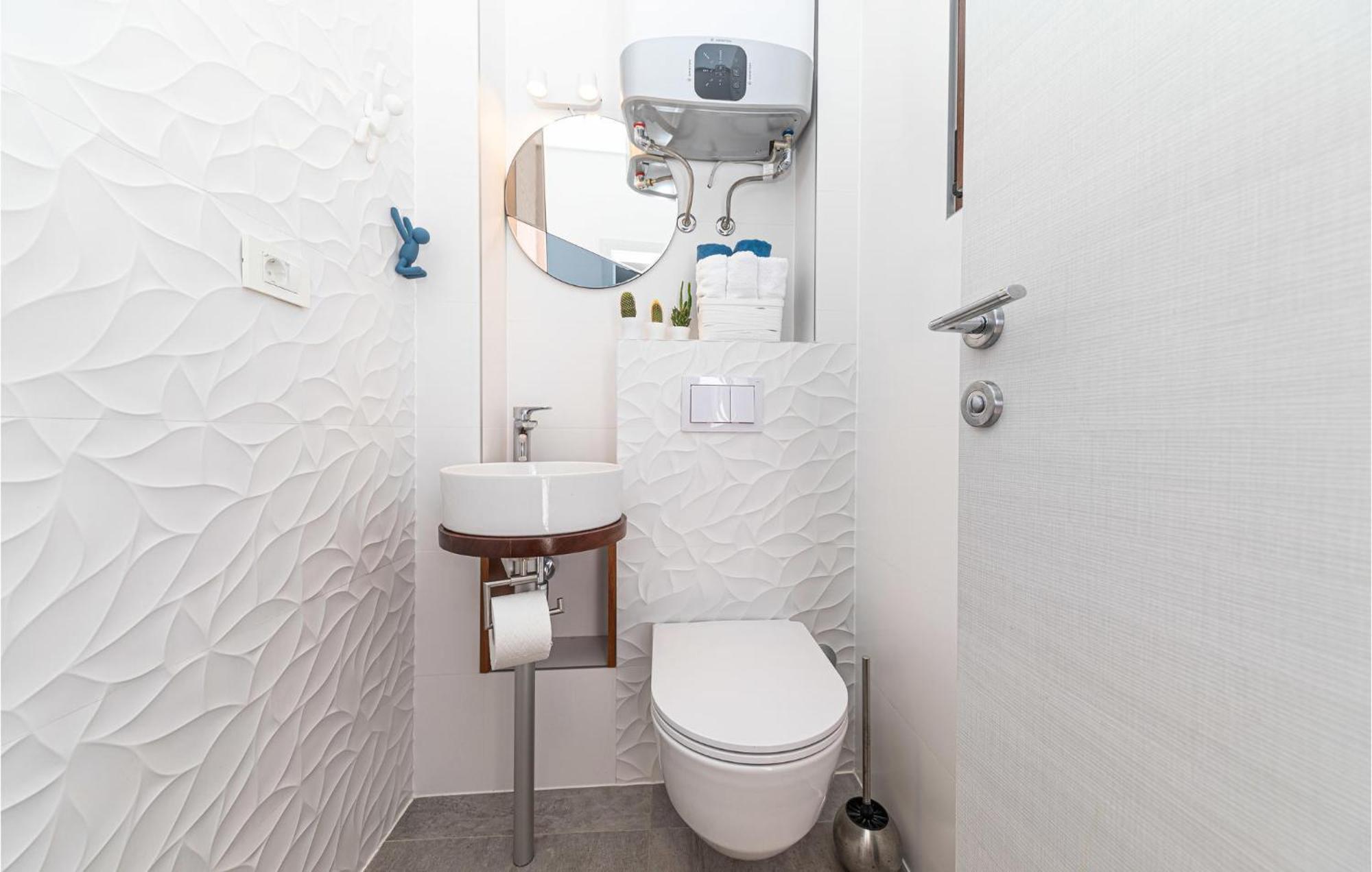 5 Bedroom Cozy Home In Okrug Donji Donji Okrug  Dış mekan fotoğraf