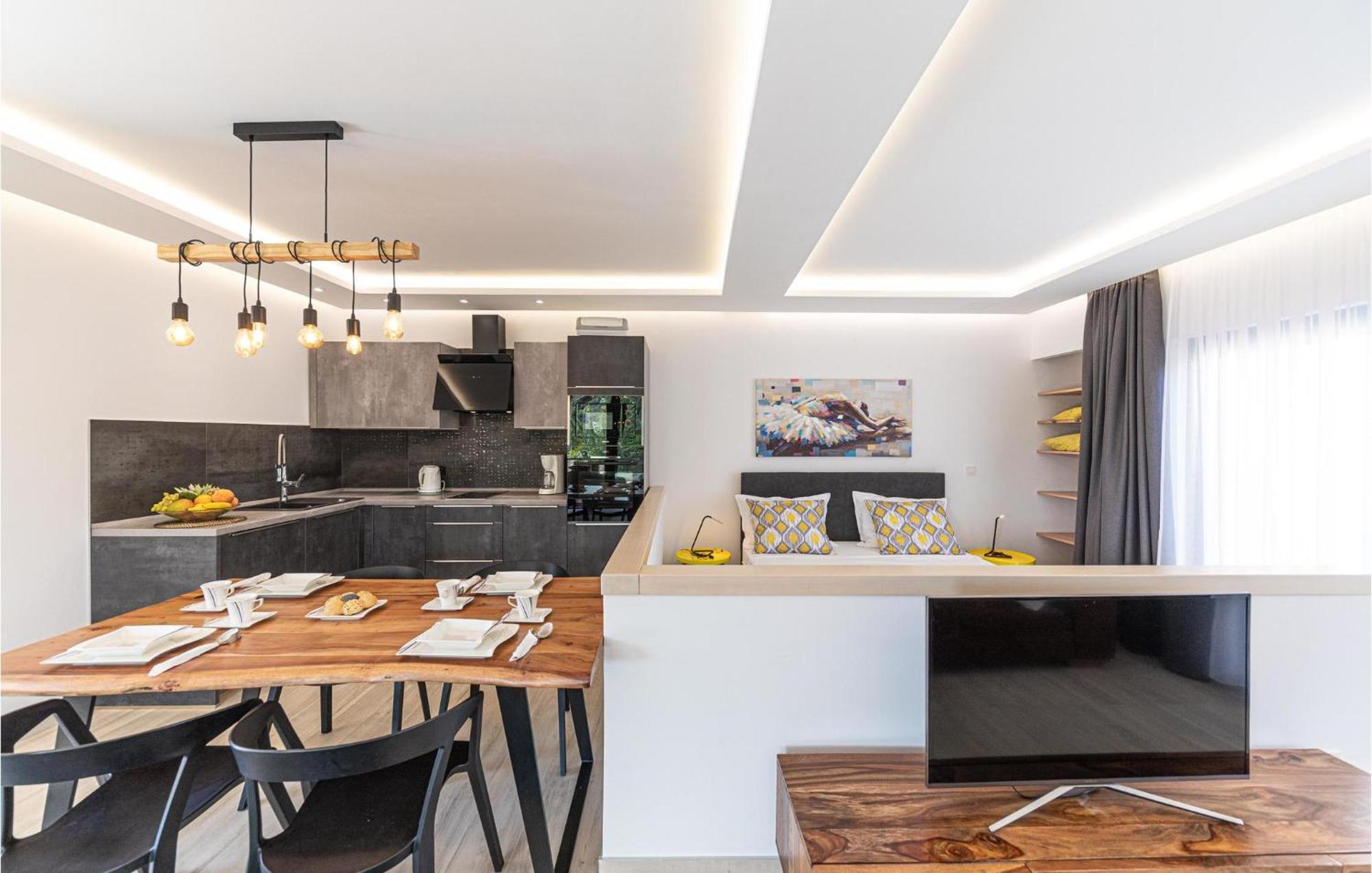 5 Bedroom Cozy Home In Okrug Donji Donji Okrug  Dış mekan fotoğraf