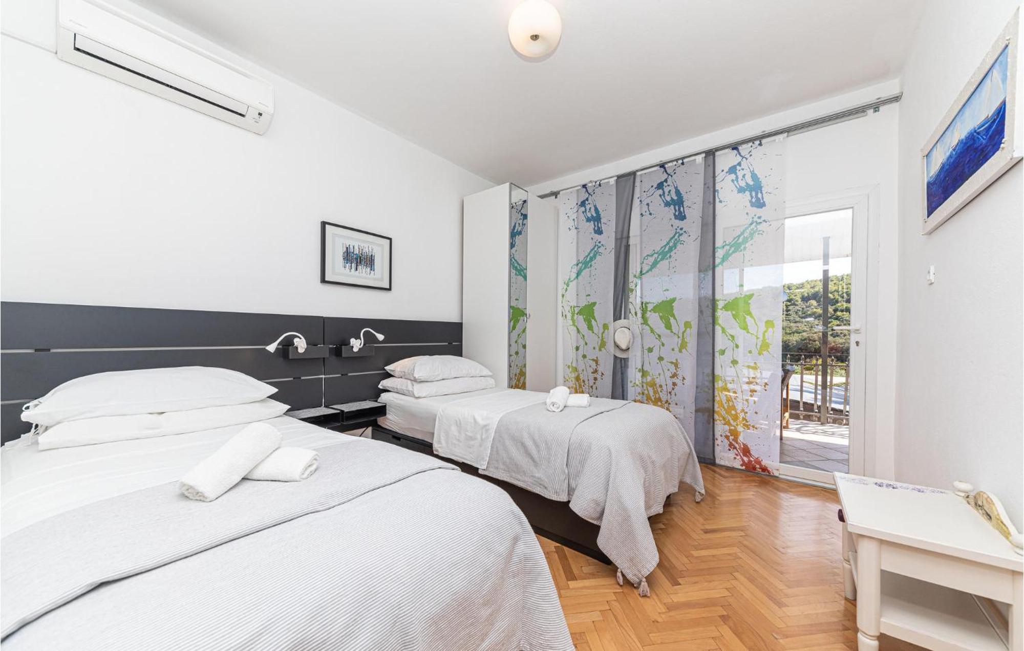 5 Bedroom Cozy Home In Okrug Donji Donji Okrug  Dış mekan fotoğraf