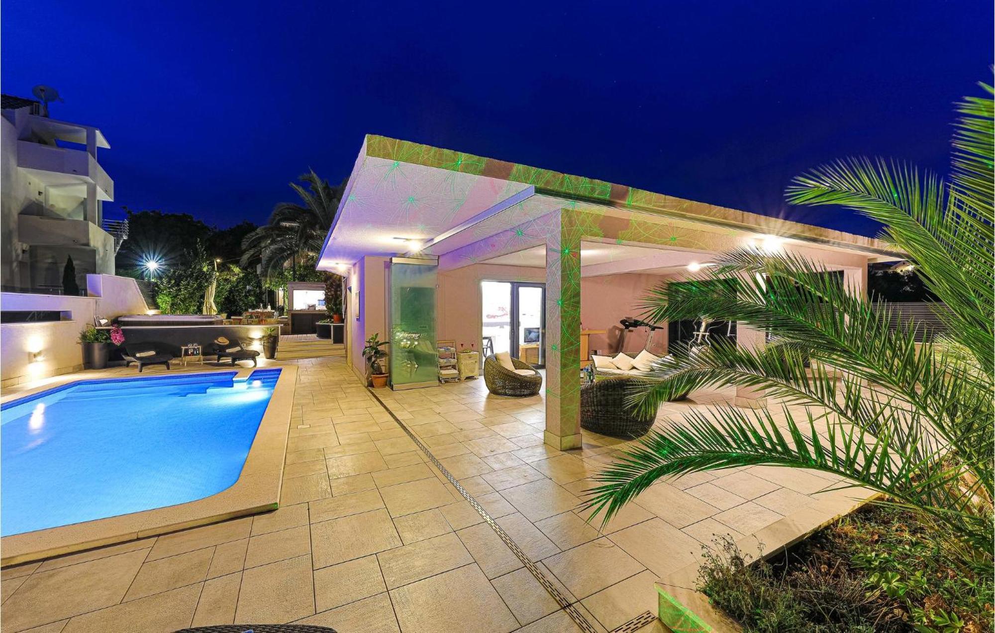 5 Bedroom Cozy Home In Okrug Donji Donji Okrug  Dış mekan fotoğraf