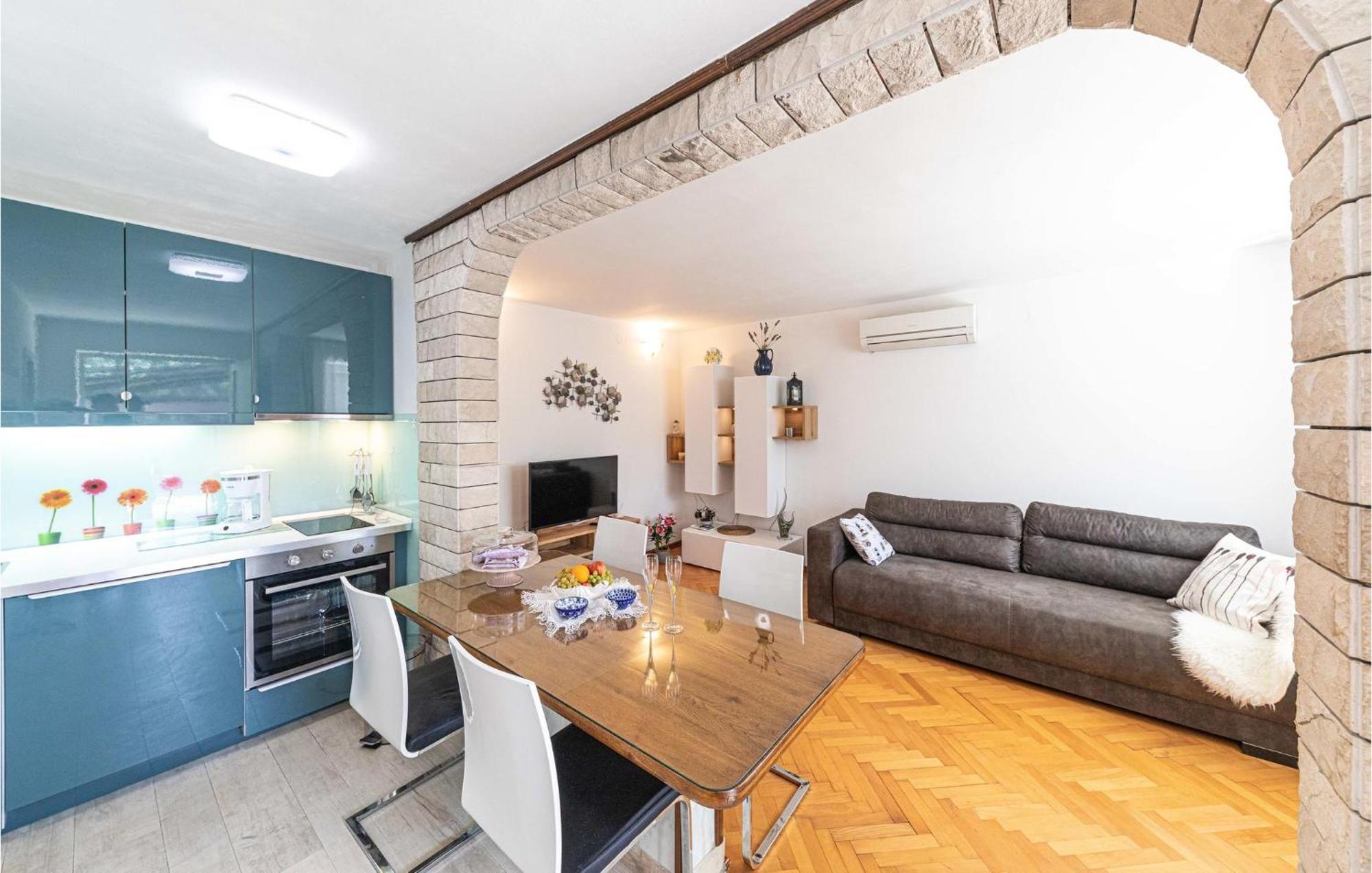 5 Bedroom Cozy Home In Okrug Donji Donji Okrug  Dış mekan fotoğraf