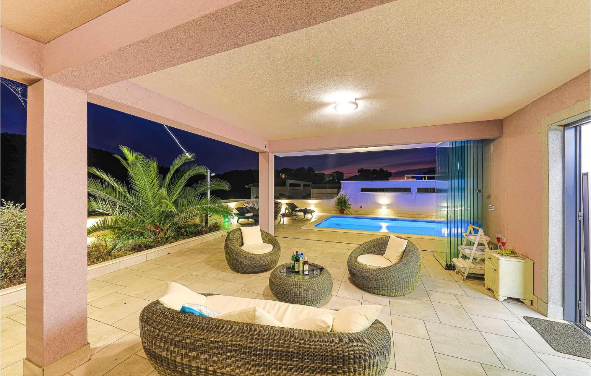 5 Bedroom Cozy Home In Okrug Donji Donji Okrug  Dış mekan fotoğraf