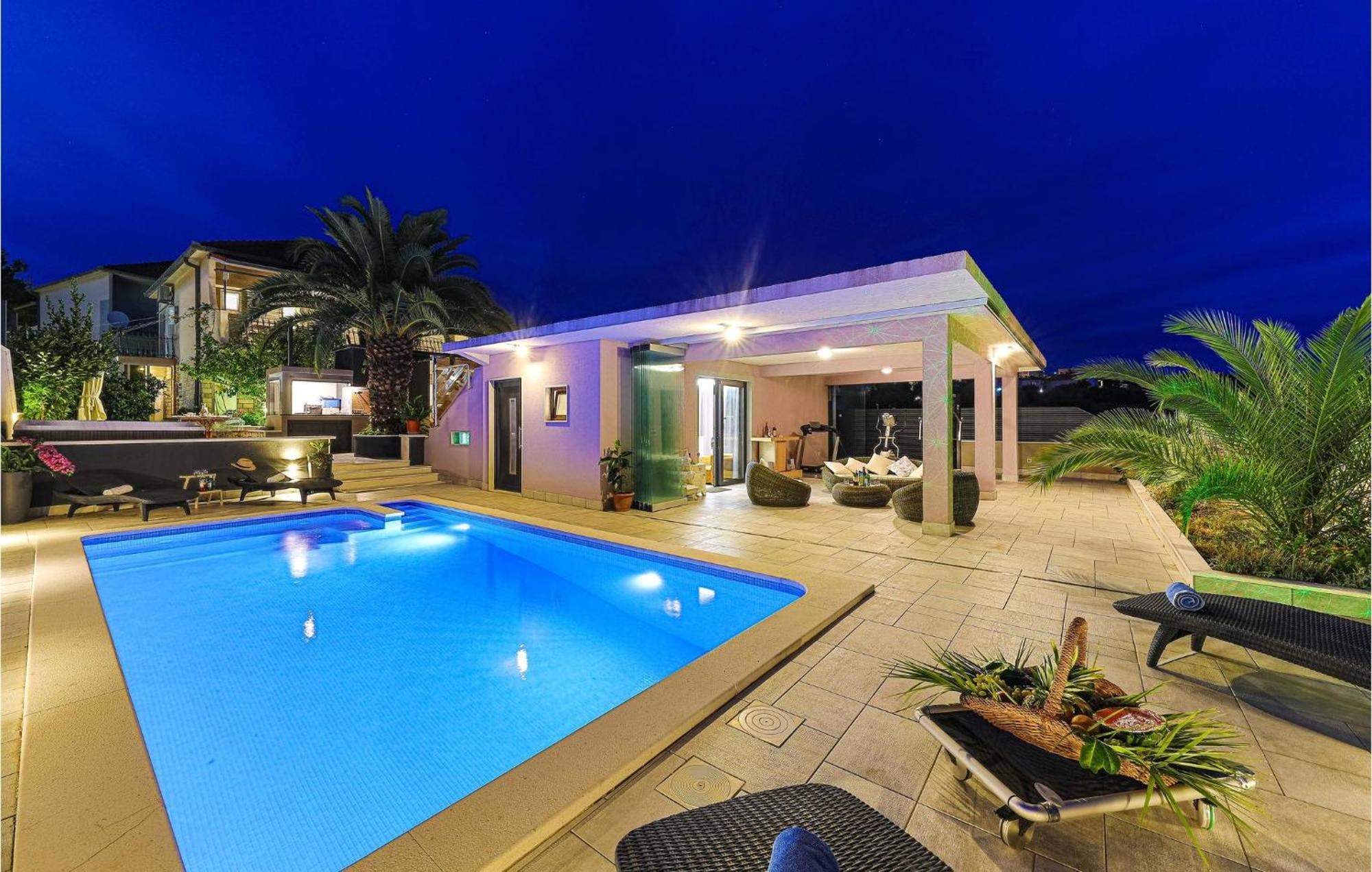 5 Bedroom Cozy Home In Okrug Donji Donji Okrug  Dış mekan fotoğraf