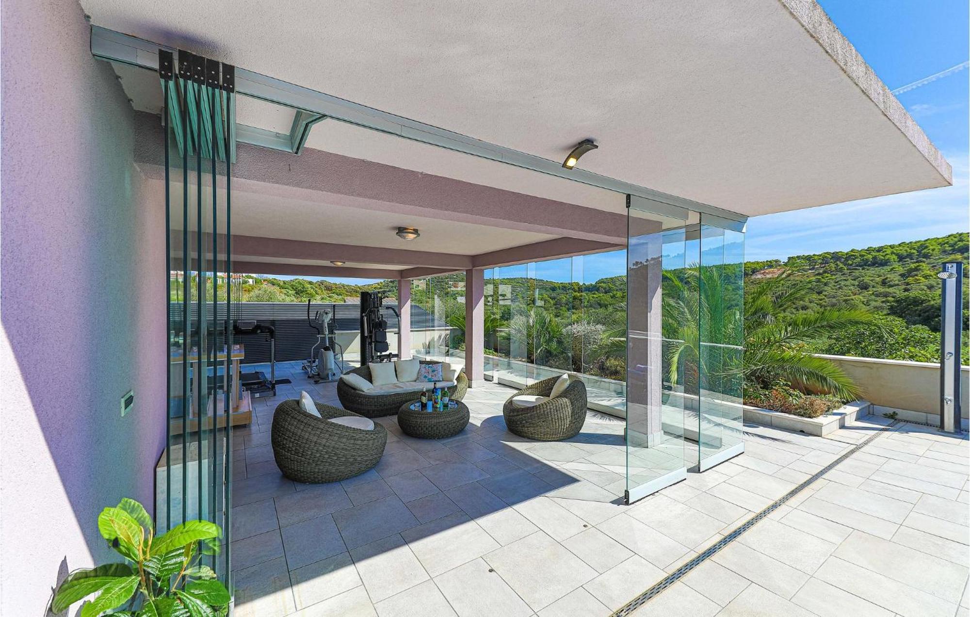 5 Bedroom Cozy Home In Okrug Donji Donji Okrug  Dış mekan fotoğraf
