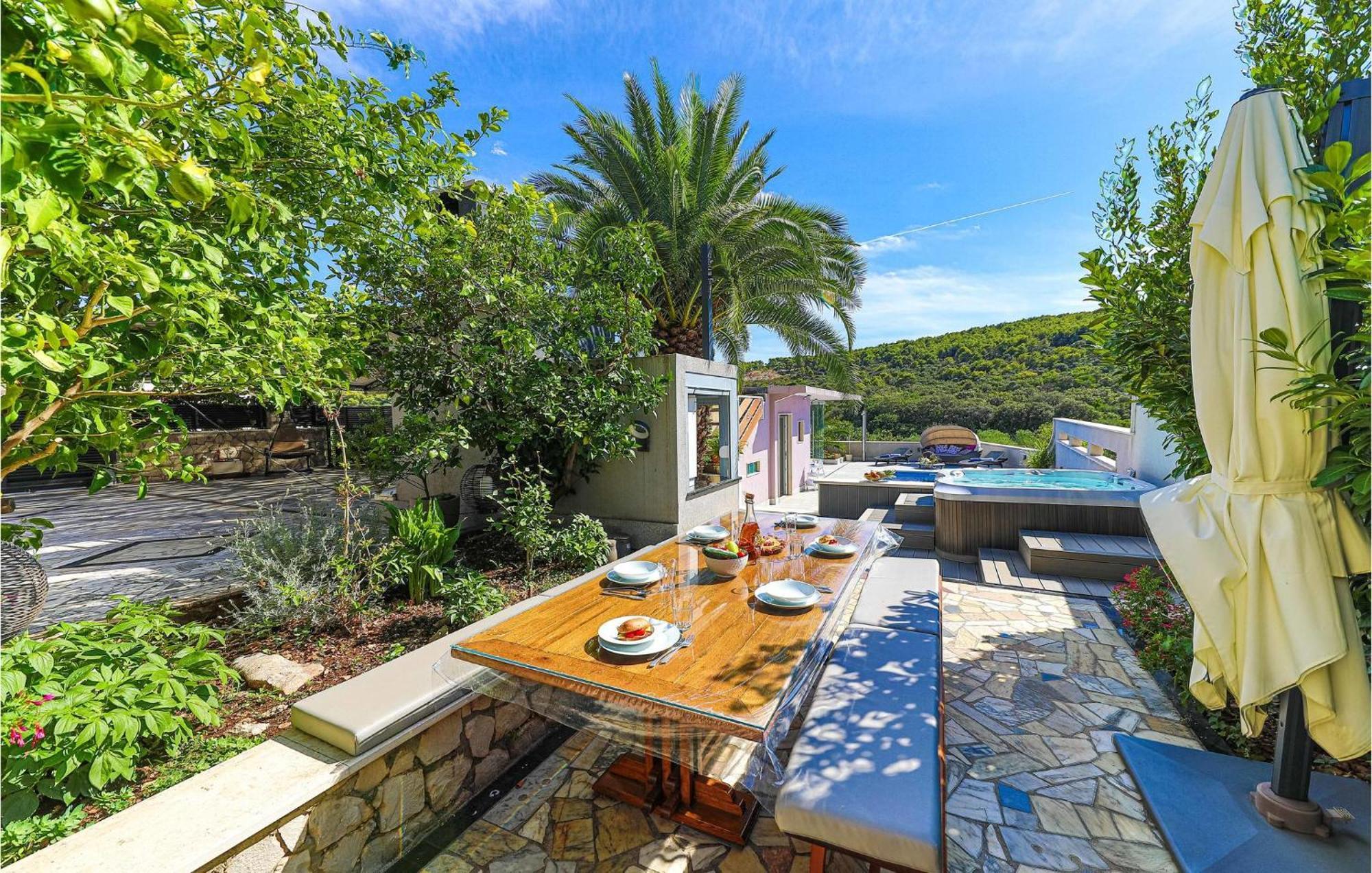 5 Bedroom Cozy Home In Okrug Donji Donji Okrug  Dış mekan fotoğraf