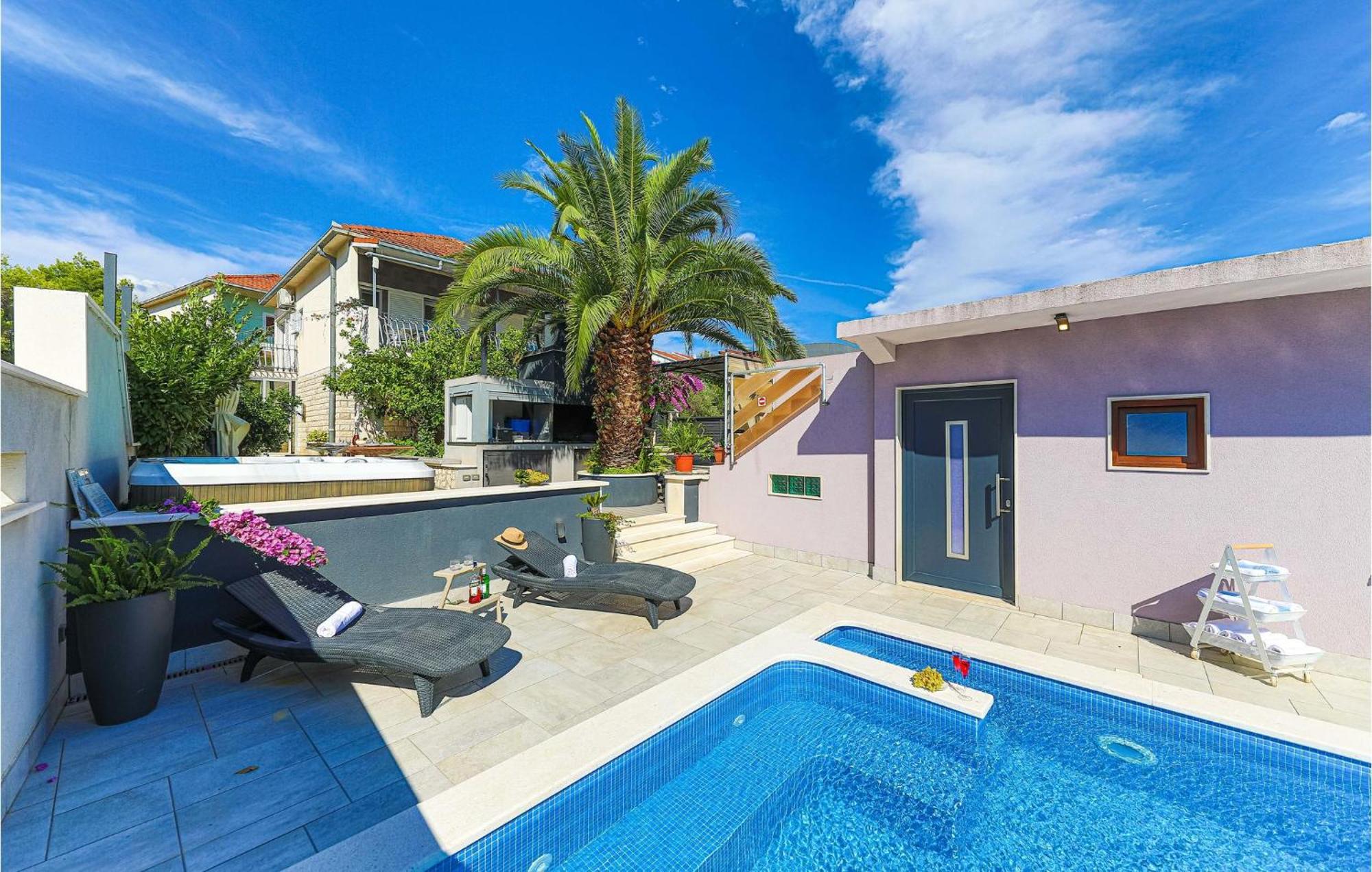5 Bedroom Cozy Home In Okrug Donji Donji Okrug  Dış mekan fotoğraf